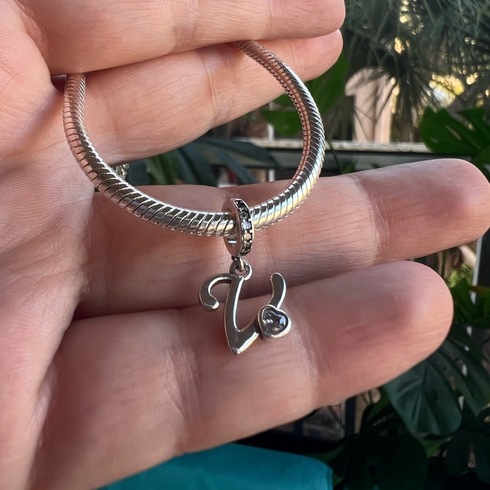 Letter V Charm - Picture 3 of 9